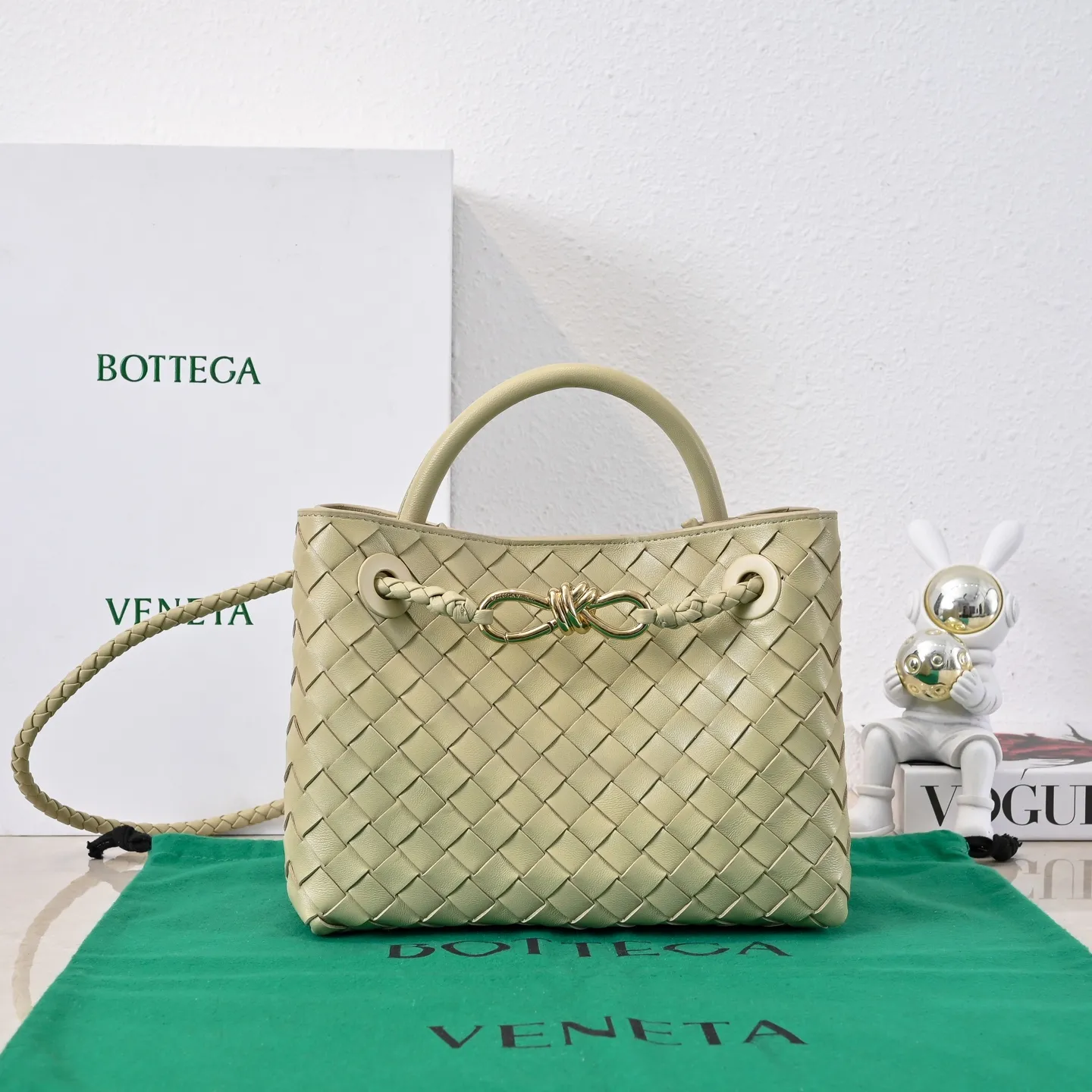 Batch 1860 B's 2023 spring and summer new style continues the brand's woven pattern style with detailed metal knot switch buckles. This time, the shoulder straps are also made into tube weaves, showing different craftsmanship. The carrying method is versatile to create more different styles. Intrecciato woven leather small handbag, equipped with sliding crossbody strap. Internal compartments, including 1 zipper pocket and 2 open pockets. Magnetic buckle closure. Size: 25*20*10cm Model: 7463#